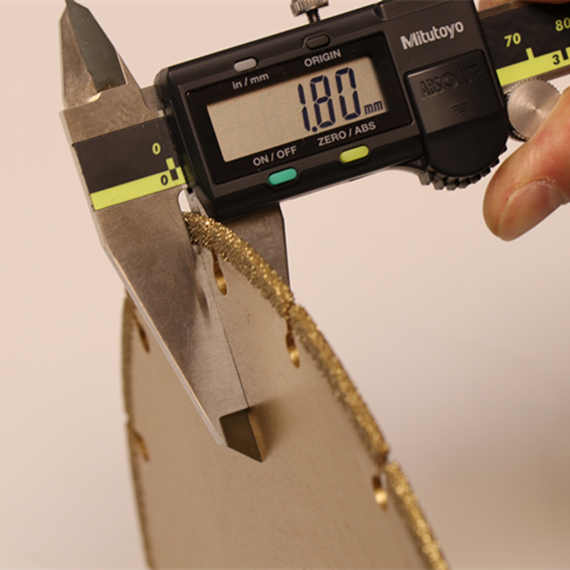 Vacuum brazed grinding wheels for cast iron machining