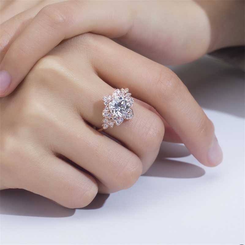 Flower-Shaped Diamond Ring Round Brilliant Center Stone with 4-Prong Setting & Accent Round Side Diamonds