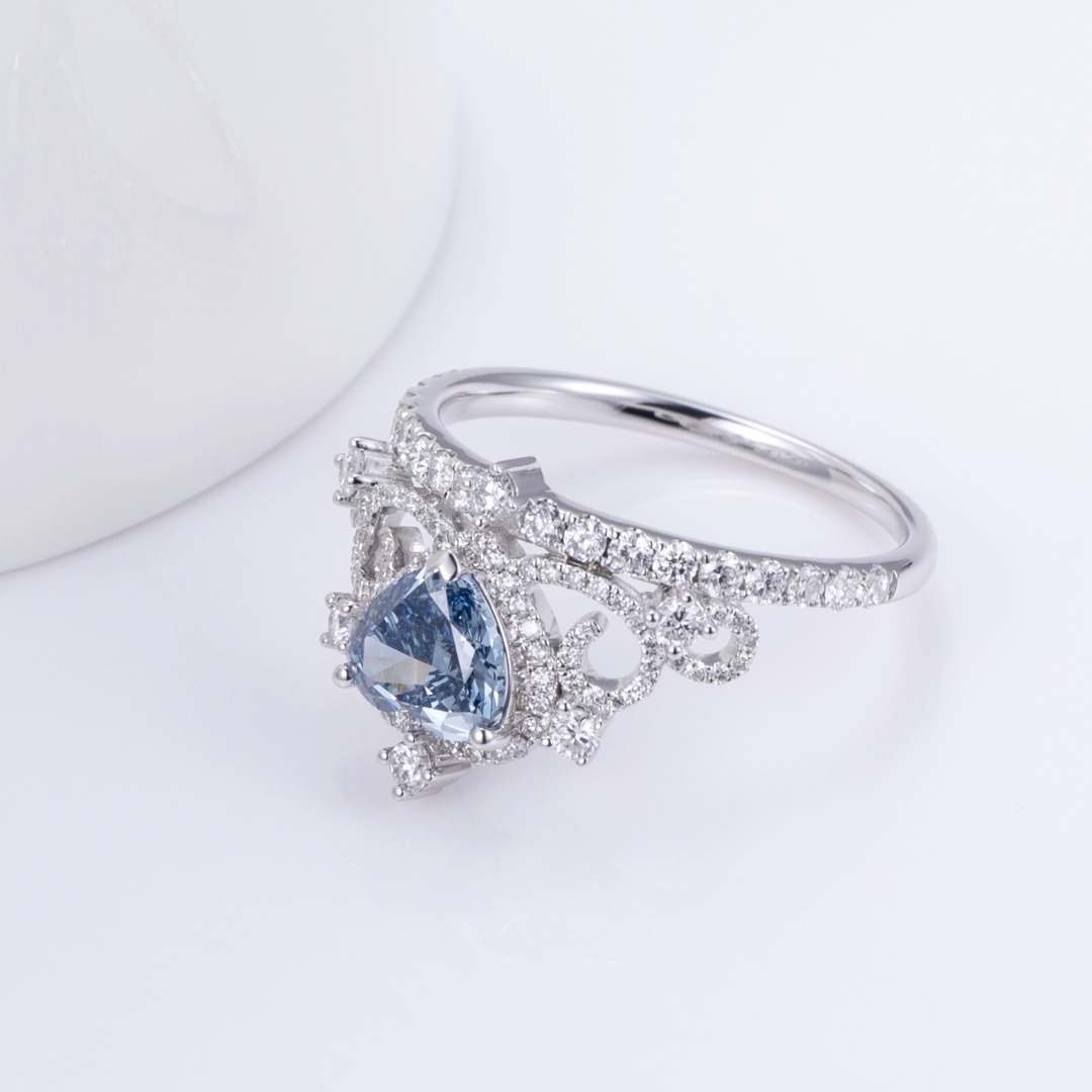 18K Gold Blue Heart-Shaped Crown Ring with Diamond Halo for Women's Engagement