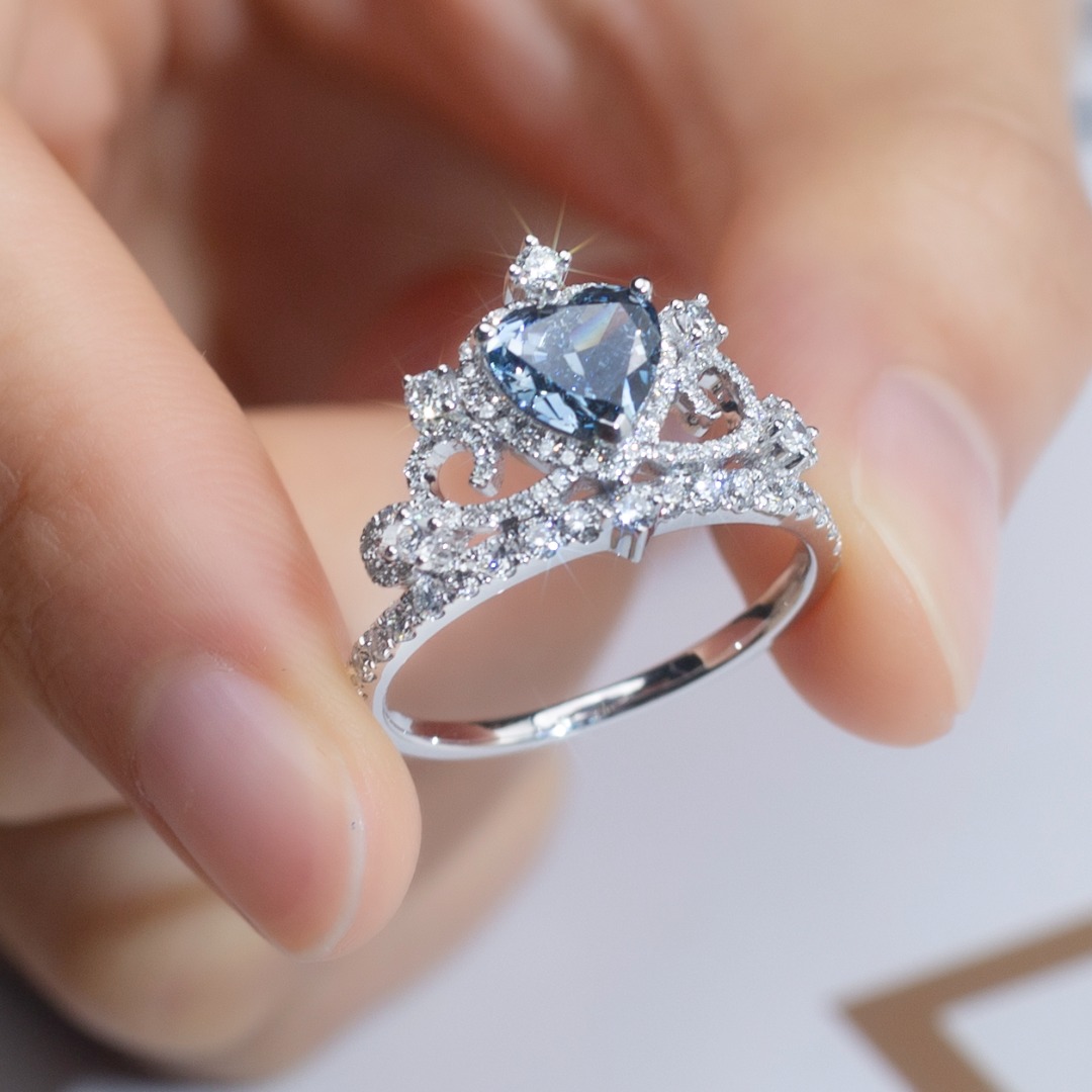 18K Gold Blue Heart-Shaped Crown Ring with Diamond Halo for Women's Engagement