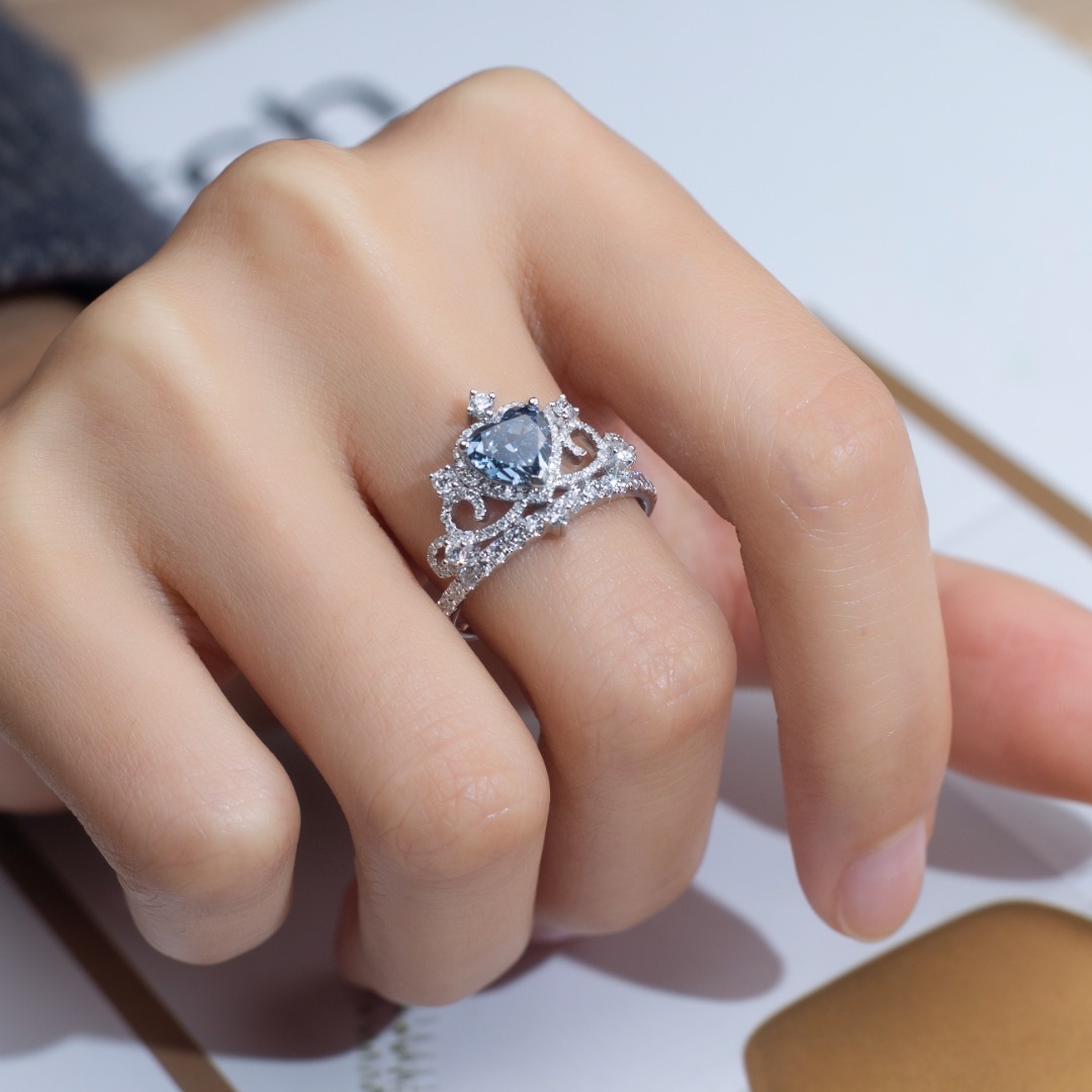 18K Gold Blue Heart-Shaped Crown Ring with Diamond Halo for Women's Engagement