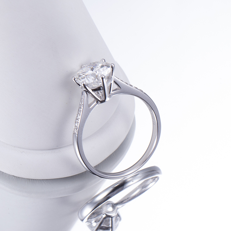 18K Gold Round Lab-Grown Diamond Six-Prong Ring with Side Accents VVS Clarity, Excellent Cut for Wedding