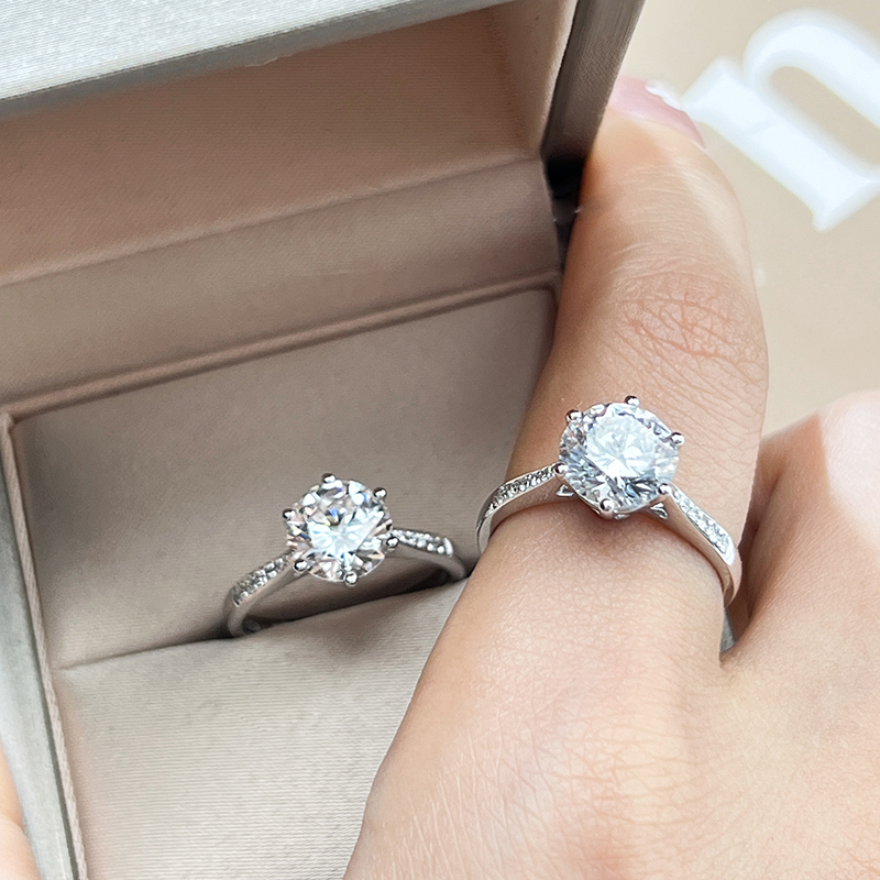 18K Gold Round Lab-Grown Diamond Six-Prong Ring with Side Accents VVS Clarity, Excellent Cut for Wedding