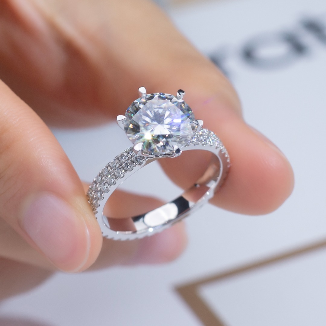 18K Gold Round Cut Lab-Grown Diamond Ring for Engagement F-G Color, VS, Ideal for Daily Luxury