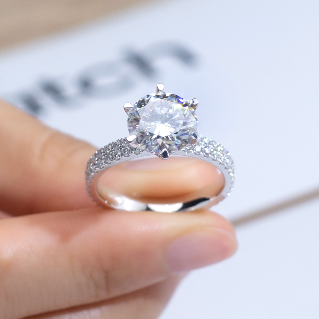 18K Gold Round Cut Lab-Grown Diamond Ring for Engagement F-G Color, VS, Ideal for Daily Luxury