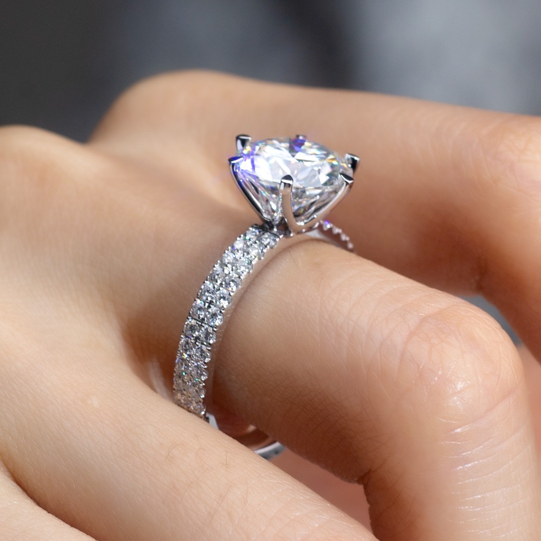 18K Gold Round Cut Lab-Grown Diamond Ring for Engagement F-G Color, VS, Ideal for Daily Luxury