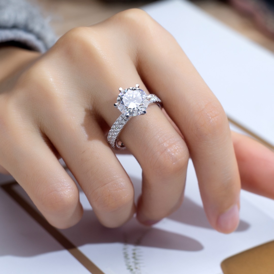 18K Gold Round Cut Lab-Grown Diamond Ring for Engagement F-G Color, VS, Ideal for Daily Luxury