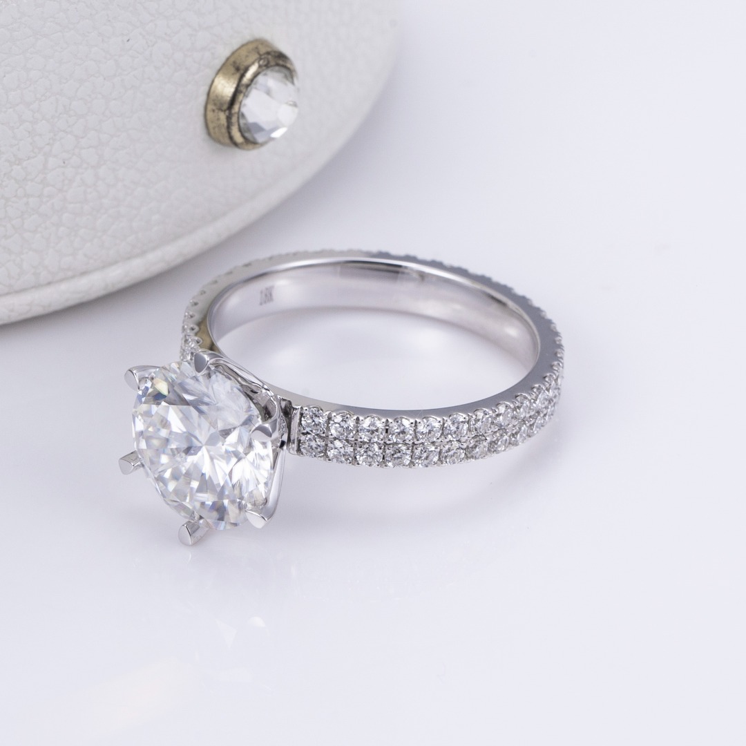 18K Gold Round Cut Lab-Grown Diamond Ring for Engagement F-G Color, VS, Ideal for Daily Luxury