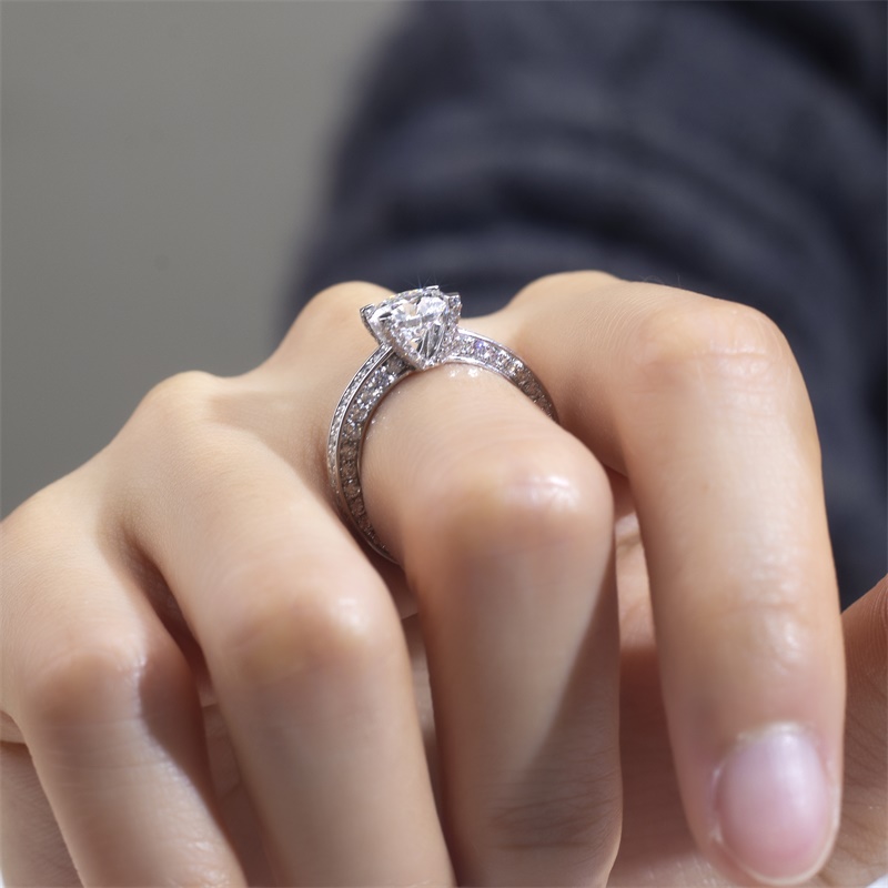 18K Rose Gold Round Brilliant-Cut Lab-Grown Diamond Engagement Ring VS2 Clarity, G Color, Ideal Cut