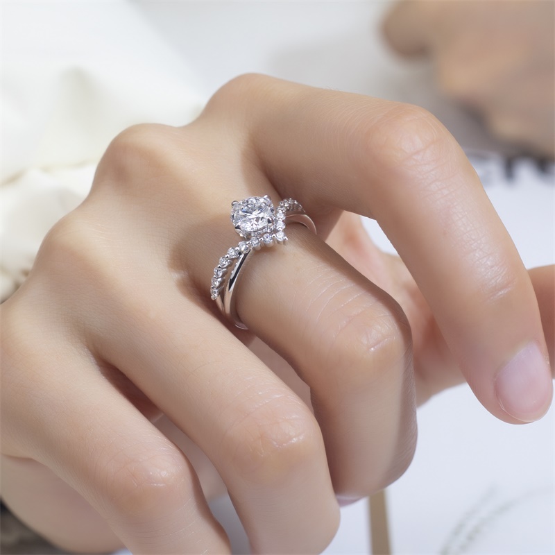8K Gold Round Brilliant Lab-Grown Diamond Solitaire Engagement Ring VVS Clarity, D Color, Ideal Cut