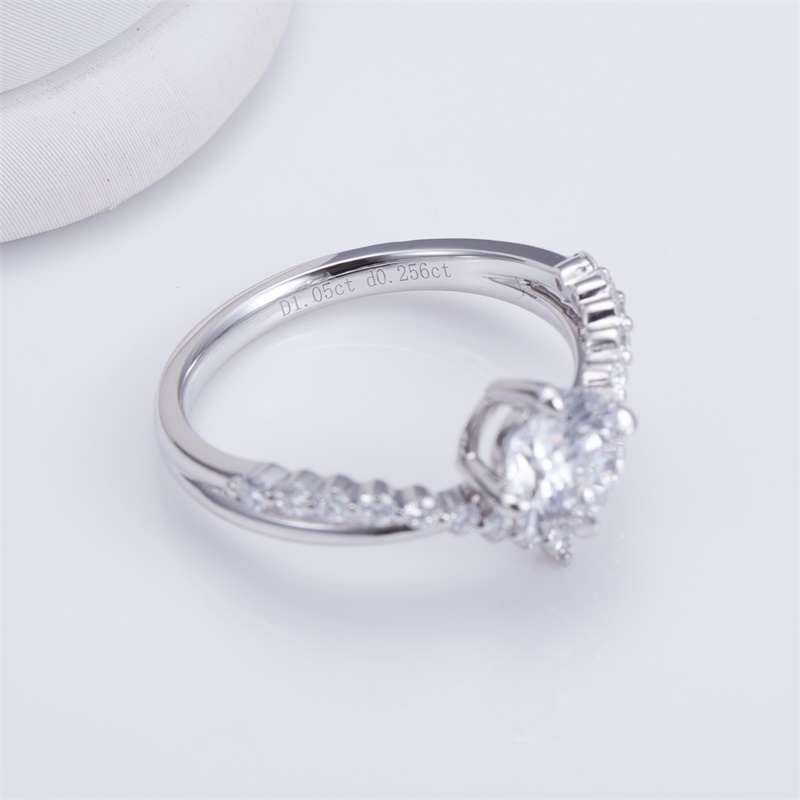 8K Gold Round Brilliant Lab-Grown Diamond Solitaire Engagement Ring VVS Clarity, D Color, Ideal Cut