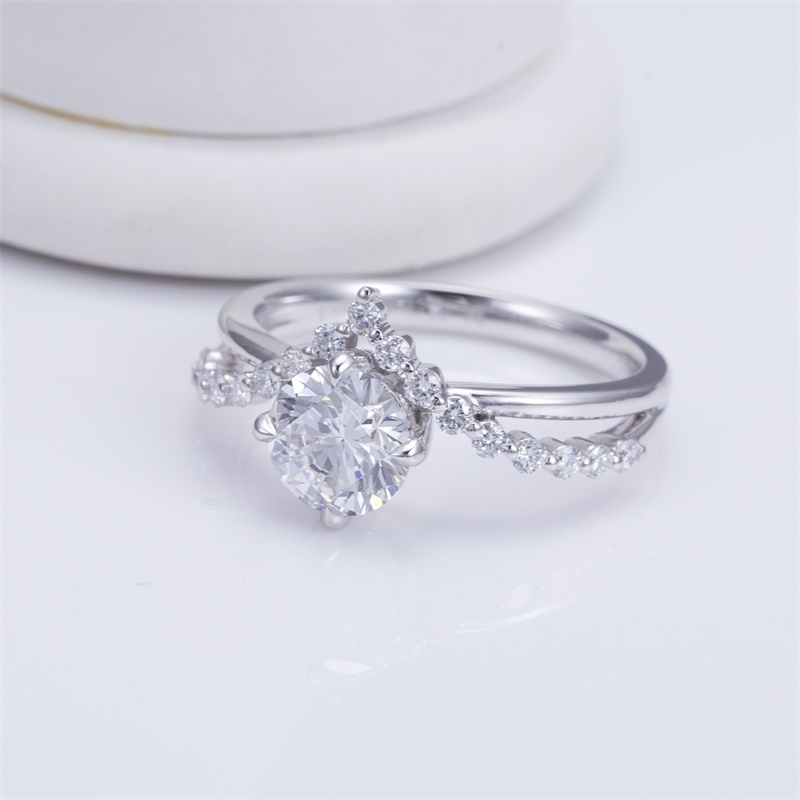 8K Gold Round Brilliant Lab-Grown Diamond Solitaire Engagement Ring VVS Clarity, D Color, Ideal Cut