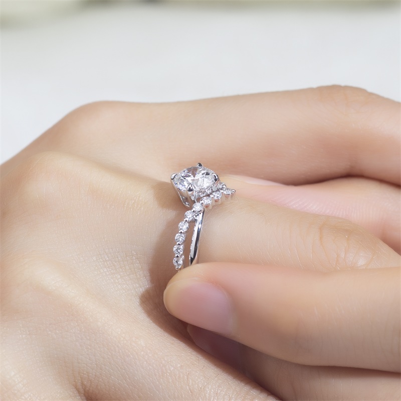 8K Gold Round Brilliant Lab-Grown Diamond Solitaire Engagement Ring VVS Clarity, D Color, Ideal Cut