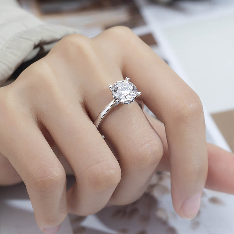 18K Gold Lab-Grown Diamond Halo Engagement Ring for Women F-G Color, VS Clarity, Excellent Cut